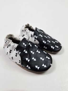 Robeez Baby Soft Sole Leather Crib Shoes 0-6 Months Black White Triangle Print